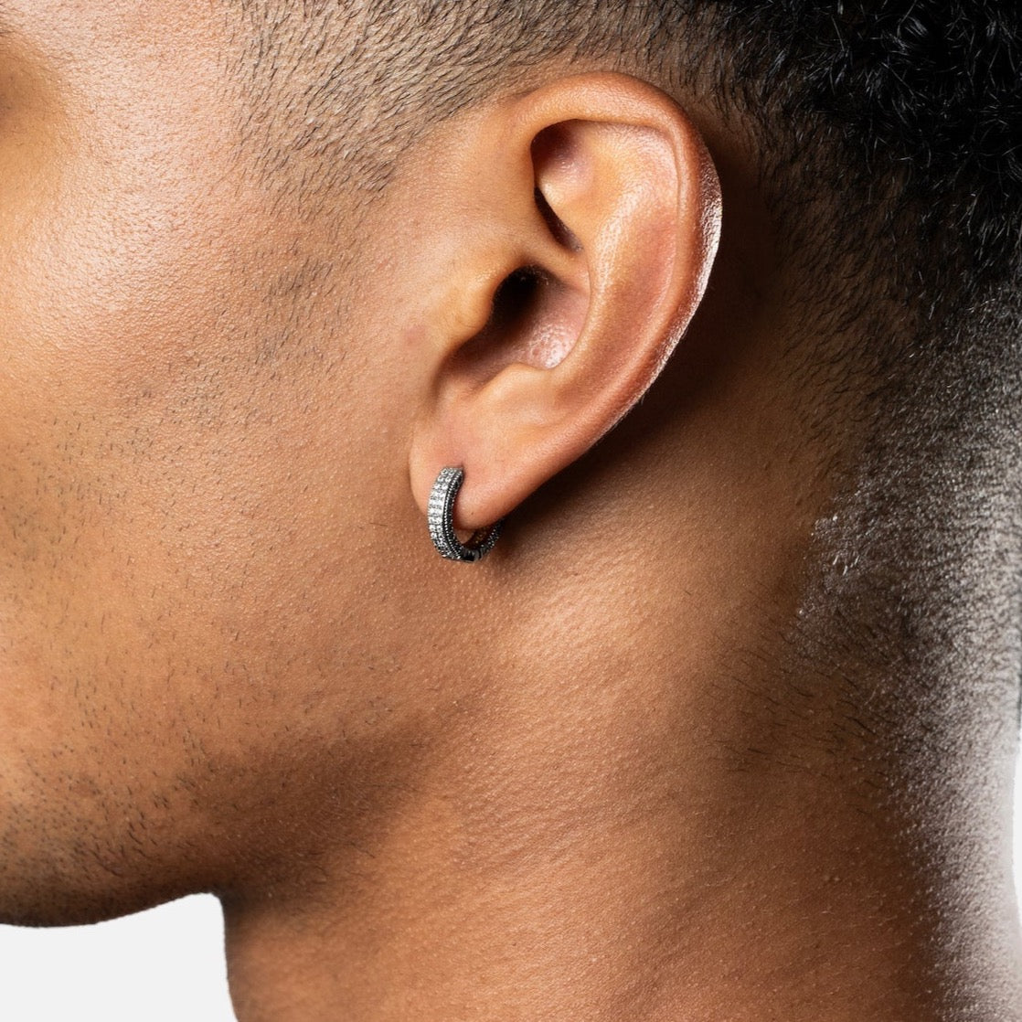 Arc - Ezüst Fülbevaló Férfiaknak és Nőknek. Arc unisex fülbevaló: cirkónia kövekkel díszítve, ródium bevonattal. Csepp-álló kivitel, tökéletes választás esőben és edzéshez. Ékszer, divatékszer. Férfi ékszer. Unisex ékszer. Férfi fülbevaló. Ajándék férfi fülbevaló.