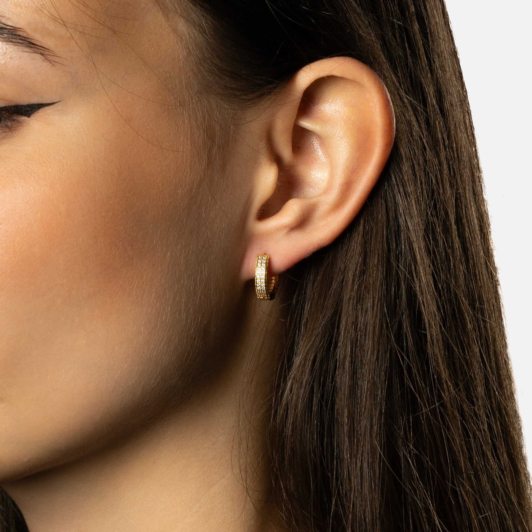 Arc - Arany Fülbevaló Férfiaknak és Nőknek. Arc unisex fülbevaló: cirkónia kövekkel díszítve, 14K arany bevonattal. Csepp-álló kivitel, tökéletes választás esőben és edzéshez. Ékszer, divatékszer. Női ékszer. Unisex ékszer. Női fülbevaló. Ajándék női fülbevaló