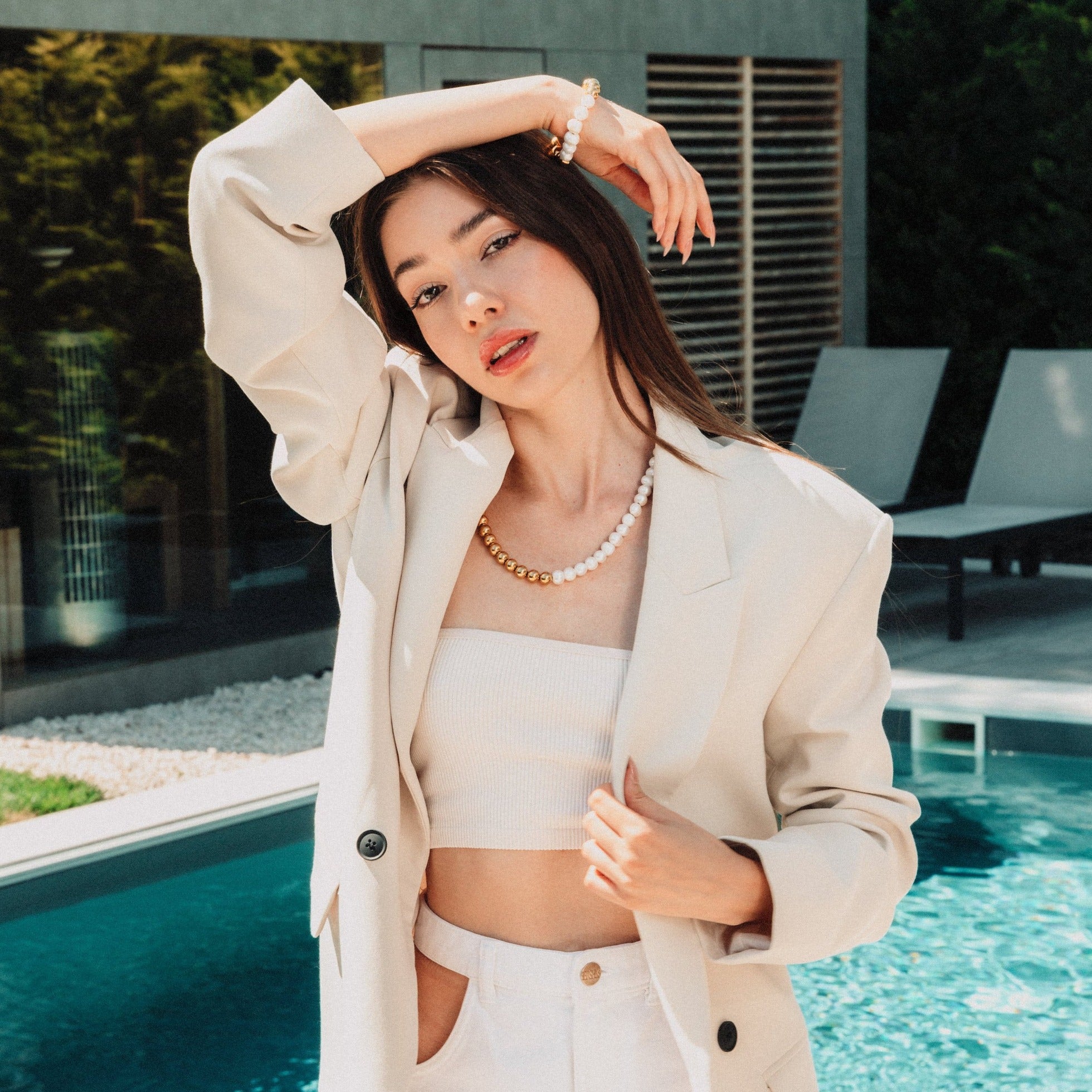 Allure - Arany Göngy Nyaklánc Férfiaknak és Nőknek, Allure unisex nyaklánc: édesvízi gyönggyel, 18K arany bevonattal és 10mm vastag rozsdamentes acélból. Vízálló, elszíneződés- és rozsdaálló - ideális fürdéshez, edzéshez és esőben. Ékszer, divatékszer. Női ékszer. Unisex ékszer. Női nyaklánc. Ajándék női nyaklánc