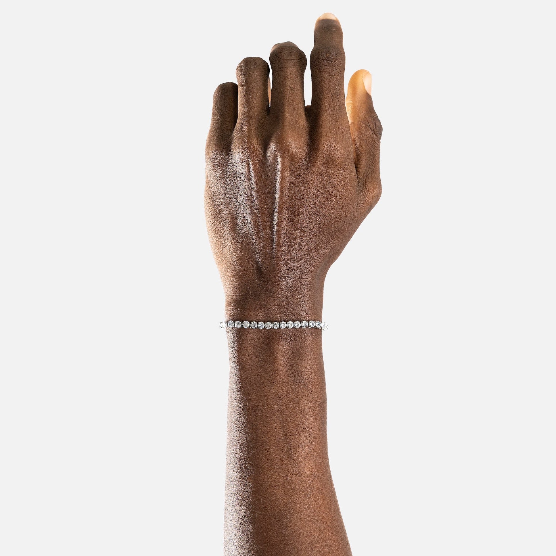 Tennis - Ezüst Karkötő Férfiaknak és Nőknek. Tennis unisex karkötő cirkónia kövekkel díszitve, rozsdamentes acélból. A Tennis karkötőnket hordhatod akár fürdéshez, edzéshez, és esőben is. Teljes mértékben víz, elszíneződés és rozsda álló. Ékszer, divatékszer. Hiphop, elegáns, alkalmi, köves karkötő. Férfi ékszer. Unisex ékszer. Férfi karkötő. Ajándék férfi karkötő.