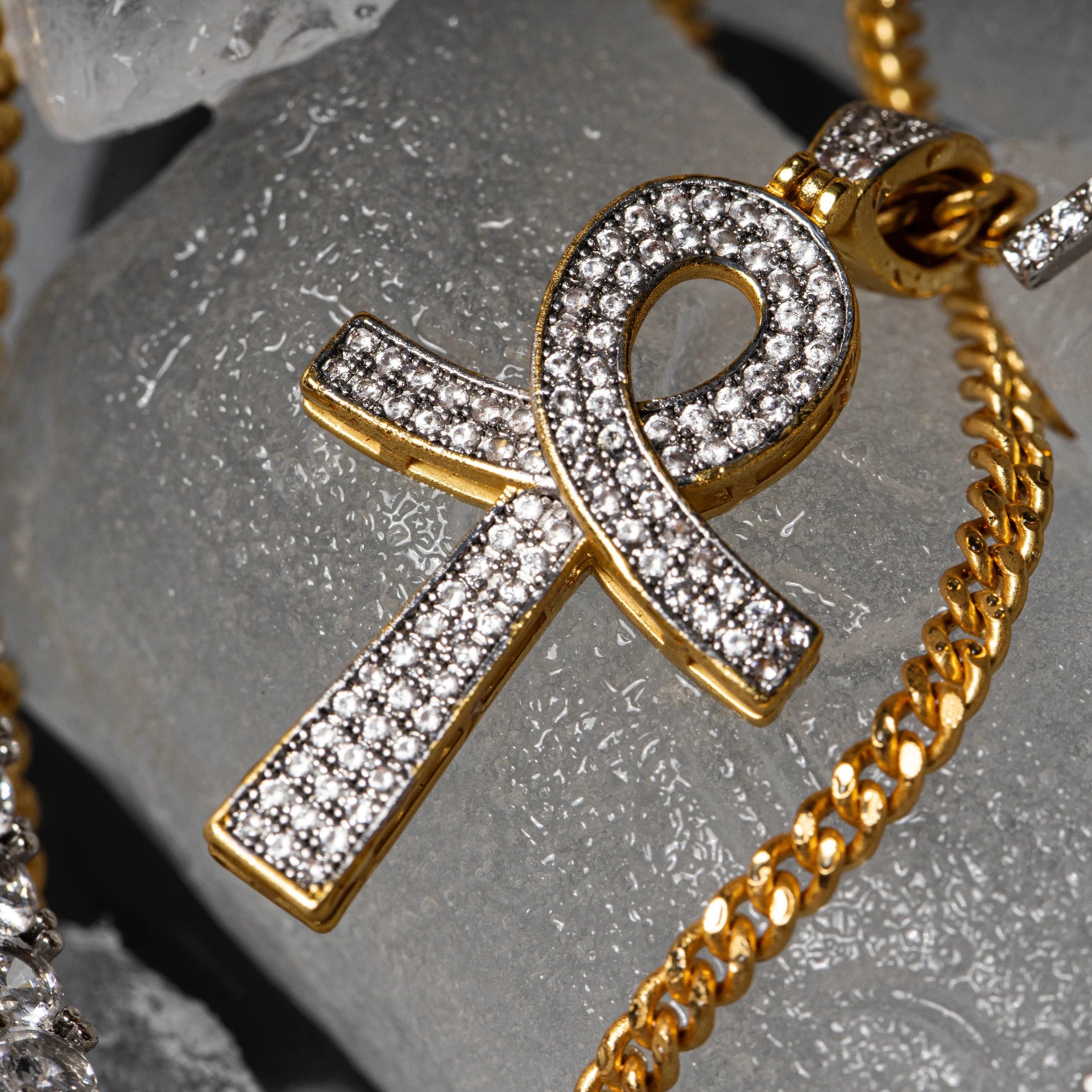 Quakare - Arany Nyaklánc Férfiaknak. Quakare férfi nyaklánc 14K arany bevonattal. Csepp-álló anyaghasználatának köszönhetően esőben vagy edzéshez nyugodtan fent maradhat a nyakadon. Ékszer, divatékszer. Egyiptomi kulcs, Ankh az élet kulcsa, egyiptomi amulet, ankh kereszt. Férfi ékszer. Unisex ékszer. Férfi nyaklánc. Ajándék férfi nyaklánc.